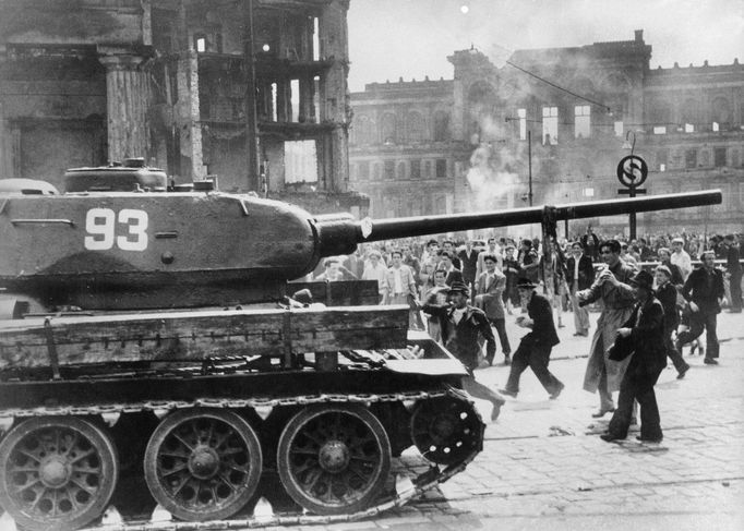 Demonstranti a sovětský tank na Postupimském náměstí. Záběr z povstání 17. června 1953 ve Východním Berlíně.