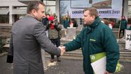 Před budovou svého druhého ministerstva se potkal se zástupci Greenpeace.