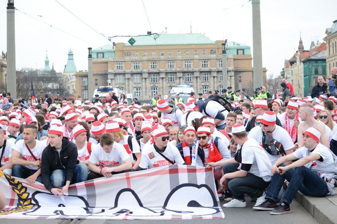 Pochod fanoušků fotbalové Slavie na 283. derby (jaro 2015)