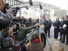 Prezidentský kandidát socialistů Francois Hollande hovoří s médii v Tulle, cestou do volební místnosti.
