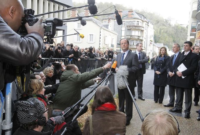 Prezidentský kandidát socialistů Francois Hollande hovoří s médii v Tulle, cestou do volební místnosti.