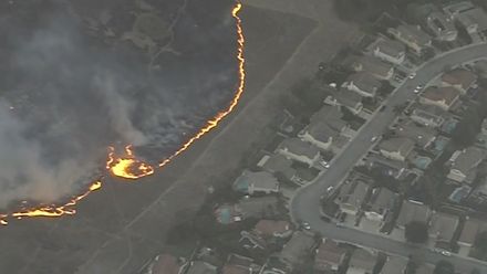 Ničivý požár ohrožuje Los Angeles. Na severu Kalifornie hoří tisíce hektarů půdy