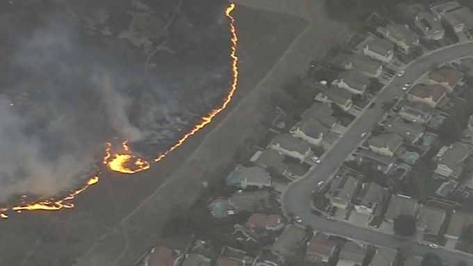 Ničivý požár ohrožuje Los Angeles. Na severu Kalifornie hoří více než 3 000 hektarů půdy