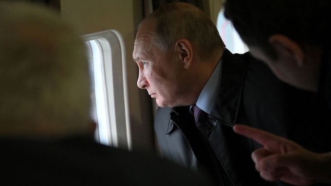 "Ukrajinci z katedrál udělali pevnosti," řekl Putin při návštěvě Kursku. Zašel i do elektrárny