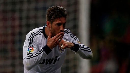 Sergio Ramos slaví gól Realu Madrid proti Vallecanu.