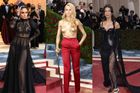 Móda z Met Gala: Průhledné šaty, vyzývavé korzety i poprsí pokryté zlatou barvou