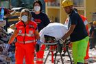 Záchranáři po zemětřesení v italském Amatrice