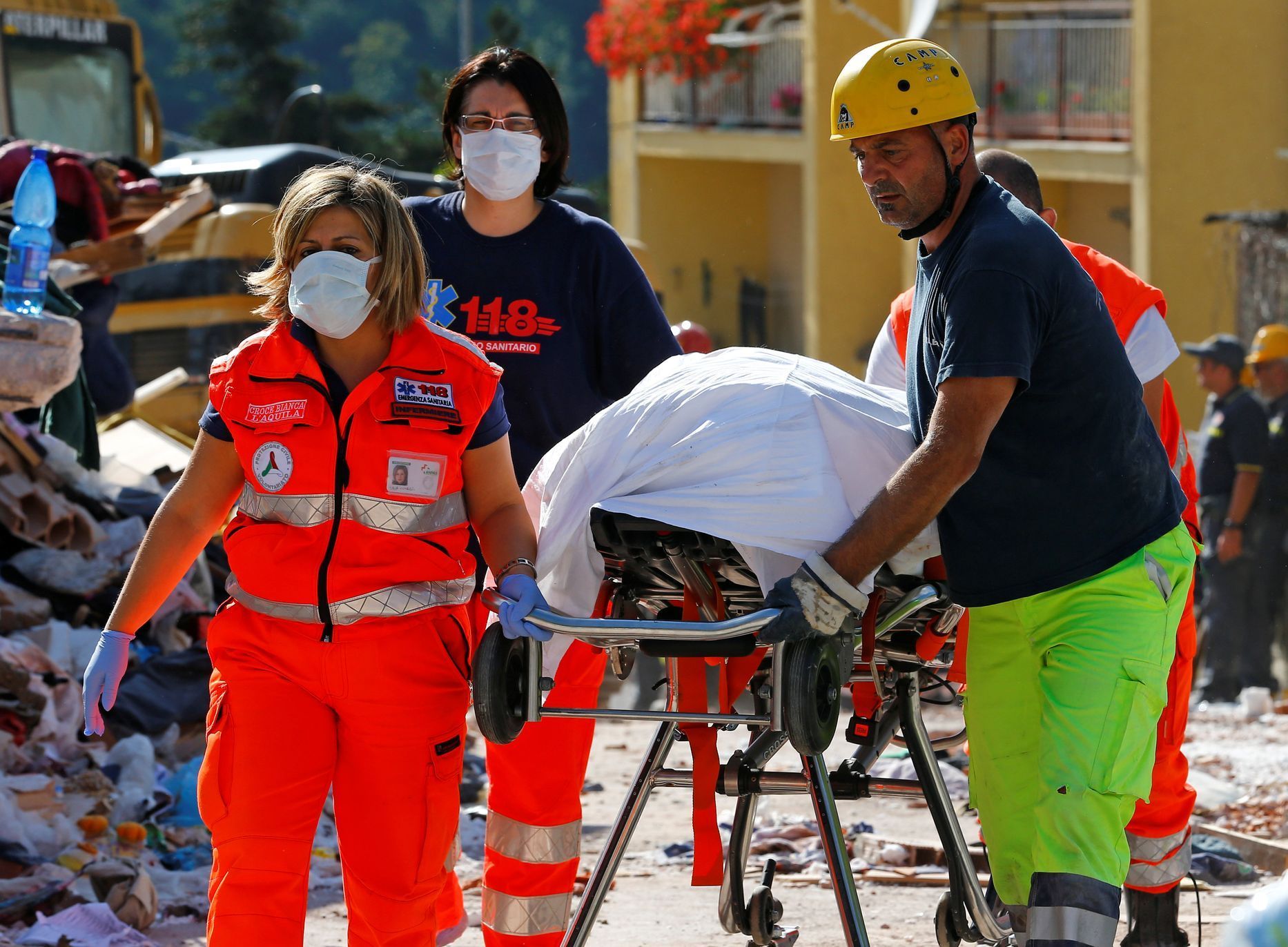 Záchranáři po zemětřesení v italském Amatrice