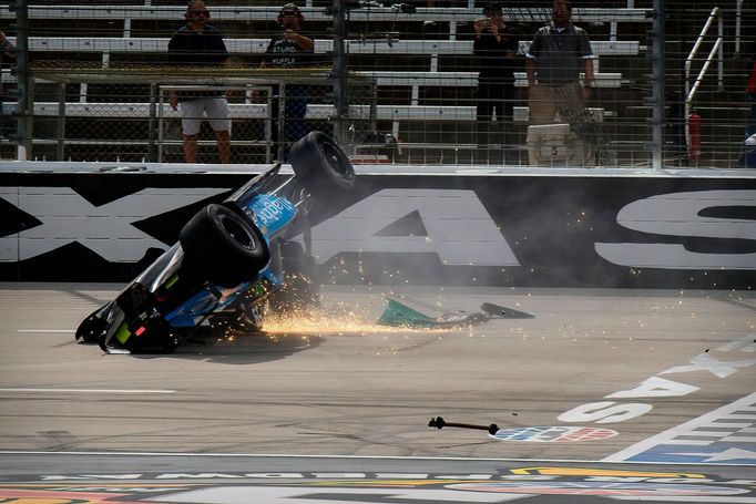 Havárie po startu závodu IndyCar XPEL 375 na oválu Texas Motor Speedway - Conor Daly