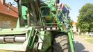 Ač nevypadá, tento firemní kombajn John Deere 2264 je 12 let starý. Na internetu najdete stejný typ z roku 1997 za 48 tisíc euro, to je něco přes milion korun. Nový stál přes pět milionů.