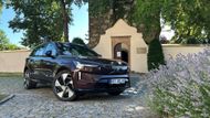 Má perfektní vzduchové odpružení, řadí se tak mezi nejpohodlnější elektromobily na trhu.