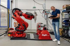 Řídicí systém Siemens Sinumerik ONE: robot umí obrábět i 3D tisknout