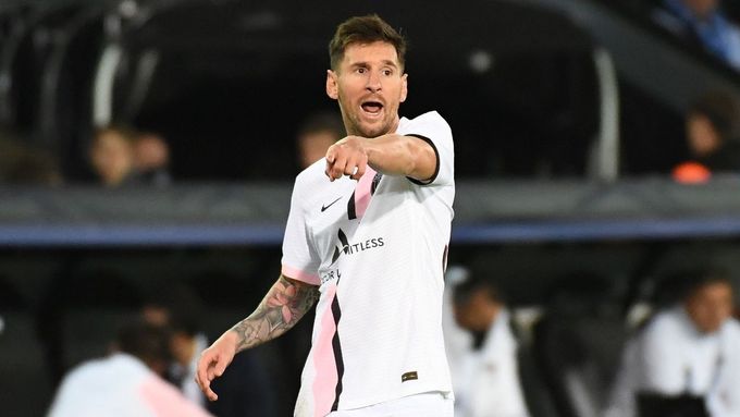 Lionel Messi si zatím se spoluhráči z Paříže moc nerozumí