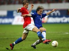 Chorvatský fotbalista Luka Modric (vpravo) a Rus Roman Pavlyušenko v souboji o míč v kvalifikaci Euro 2008 v Moskvě.