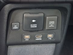 Při čekání na nabití auta si můžete zkrátit chvíli hraním na Playstation, k připojení slouží HDMI konektor a 230V zásuvka.