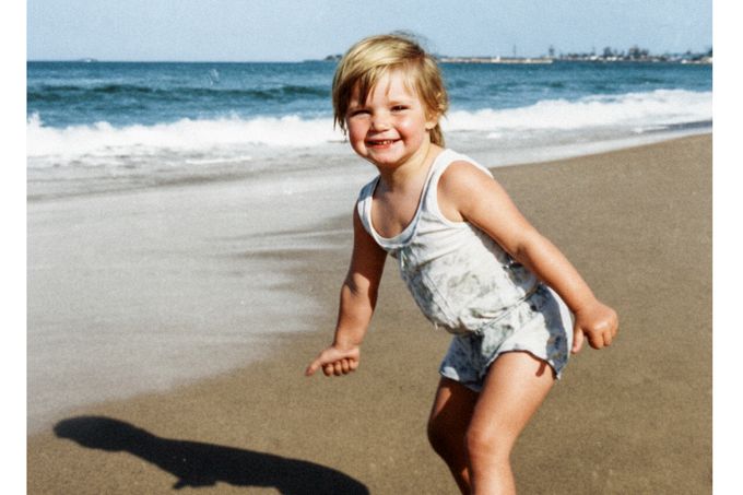 Tříletá Cheryl Grimmer na pláži Fairy Meadow ve Wollongongu. Snímek byl pořízen krátce před jejím zmizením 12. ledna 1970, v osudný den. Kolorováno