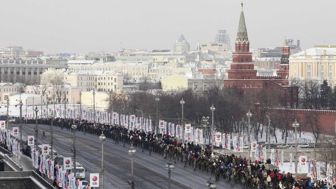 Desetitisíce lidí v Moskvě demonstrují proti návratu Putina k moci