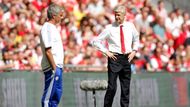 Pak začaly trable. Všechno odstartovalo v duelu o Community Shield, anglický superpohár. Po prohře 0:1 s Arsenalem si Mourinho uřízl ostudu, když kolegovi na soupeřově lavičce Arsénu Wengerovi nepodal ruku.