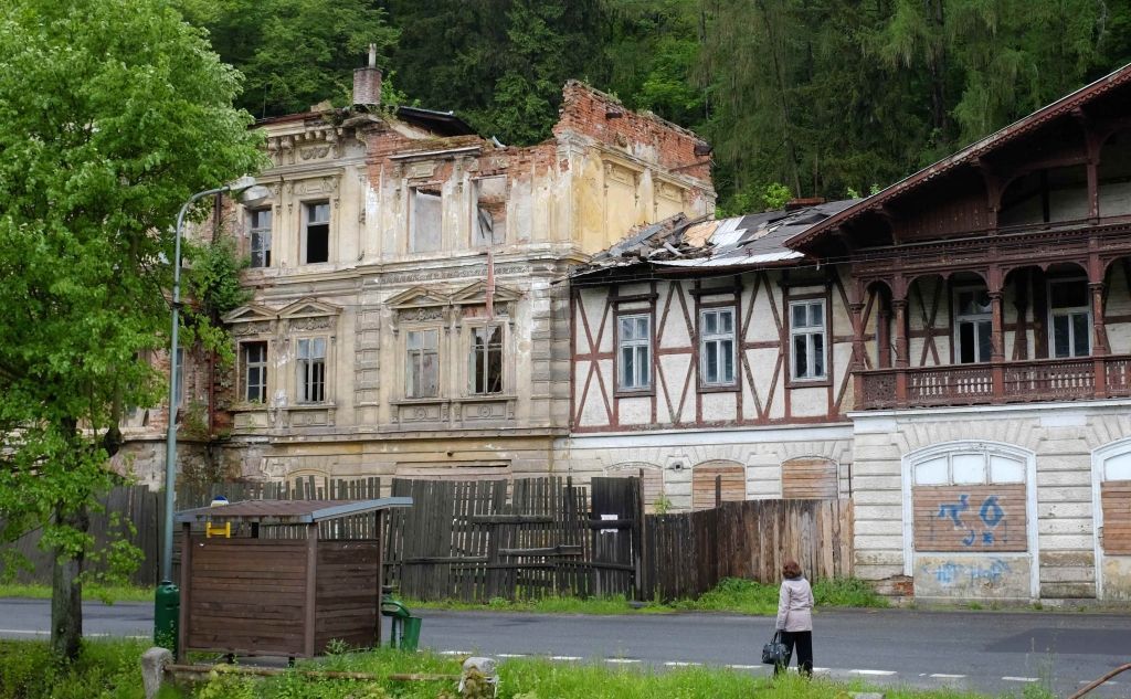 Chátrající lázně Kyselka