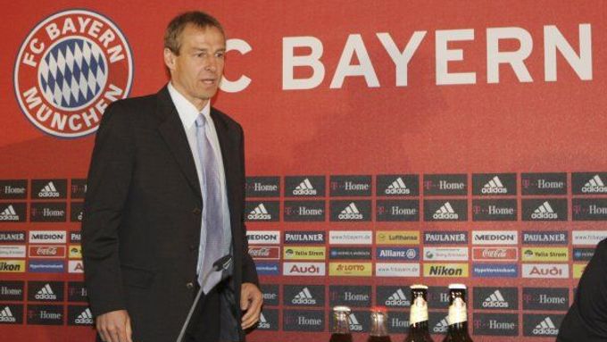 Jürgen Klinsmann přichází na tiskovou konferenci Bayernu Mnichov.