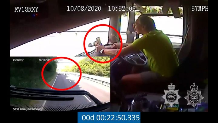 Řidič si psal na mobilu, smetl dodávku s vězněm. A to byl jen závěr strašné jízdy; Zdroj foto: Facebook/ Sussex Police