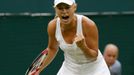 Dánská tenistka Caroline Wozniacká se raduje v utkání s Rakušankou Tamirou Paszekovou ve 2. kole Wimbledonu 2012.