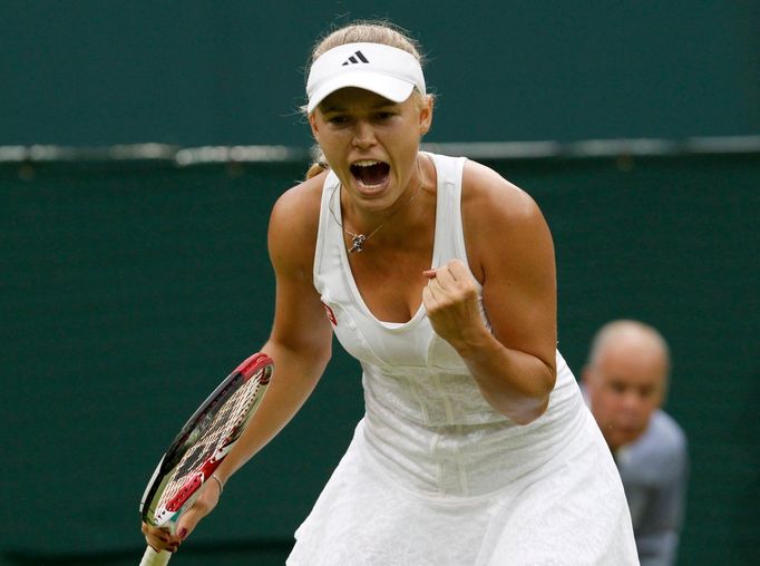 Dánská tenistka Caroline Wozniacká se raduje v utkání s Rakušankou Tamirou Paszekovou ve 2. kole Wimbledonu 2012.