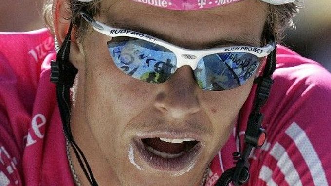 Německý cyklista Linus Gerdemann ze stáje T-Mobile si jede pro vítězství v sedmé etapě Tour de France.