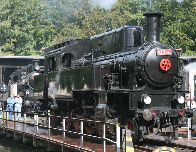 Velký Bejček. Místo starších málo výkonných strojů (například řady 310) přišly do provozu silnější lokomotivy. Od síly a výkonu přezdívka Bejček. Když přišly ještě výkonnější stroje, ty původní dostaly název Malý Bejček a ty výkonnější Velký Bejček (na snímku).