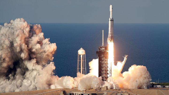 Vesmírnému byznysu vévodí Muskův SpaceX. Raketa Falcon Heavy má za sebou další úspěch