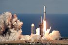 Vesmírnému byznysu vévodí Muskův SpaceX. Raketa Falcon Heavy má za sebou další úspěch