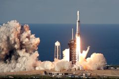 Vesmírnému byznysu vévodí Muskův SpaceX. Raketa Falcon Heavy má za sebou další úspěch