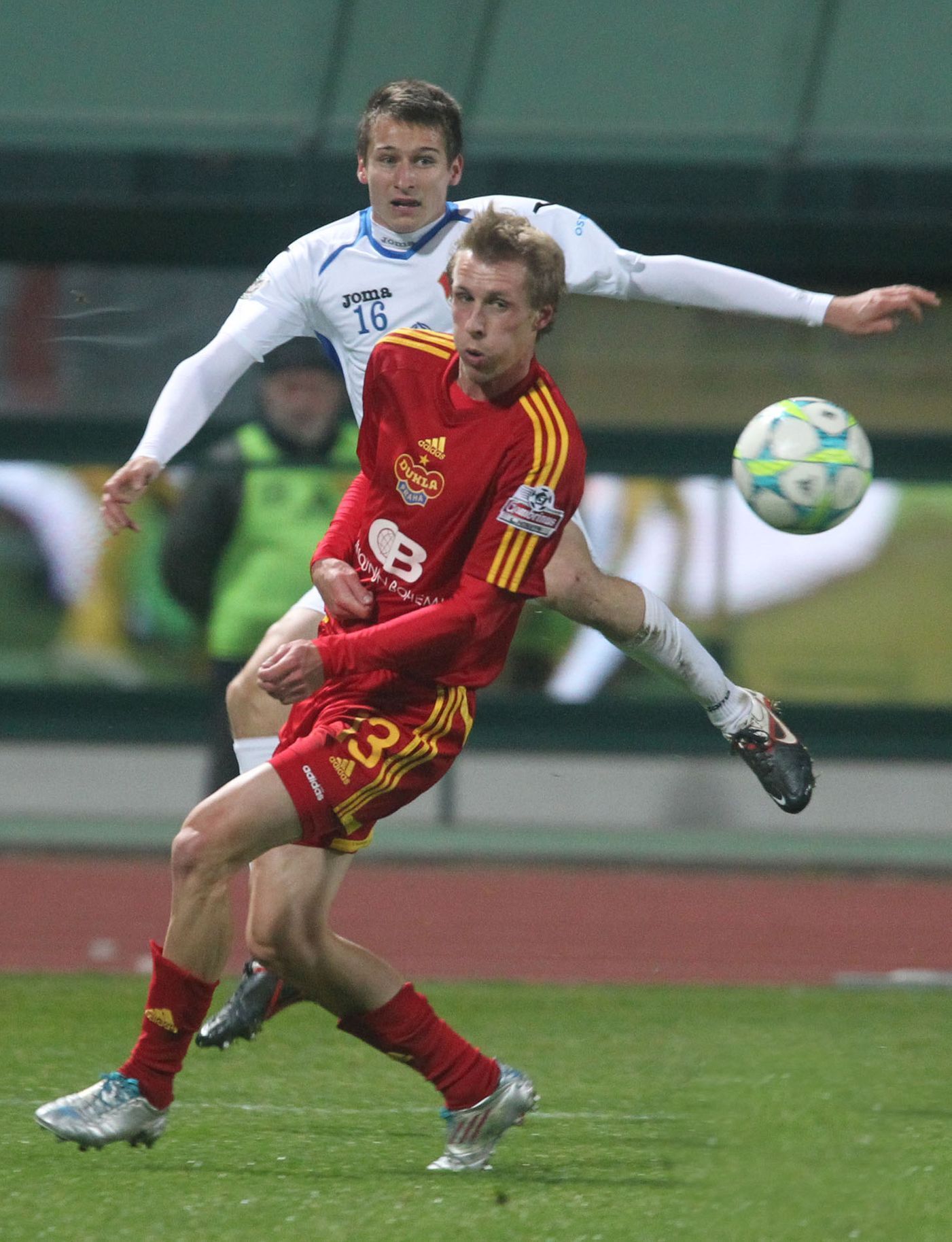 Fotbalista Dukly Praha Tomáš Berger v souboji s Janem Zawadou v utkání proti Baníku Ostrava ve 14. kole Gambrinus ligy 2012/13.