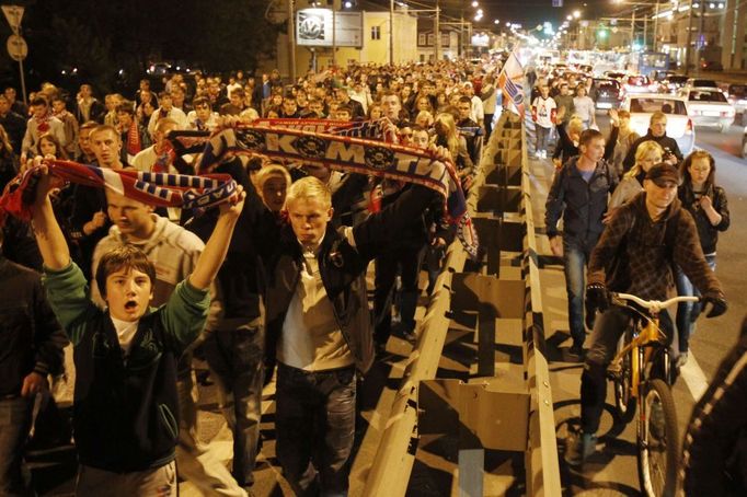 Fanoušci hokejového klubu Lokomotiv Jaroslavl večer uspořádali průvod městem.