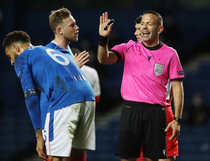 Rozhodčí Orel Grinfeld neměl pro námitky hráčů Glasgow Rangers pochopení