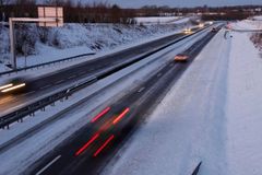 Dálnici D11 uzavřelo u Prahy několik nehod