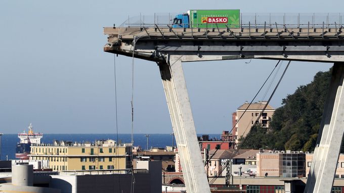 Zelený náklaďák s logem řetězce supermarketů Basko je jedním ze symbolů janovského neštěstí.