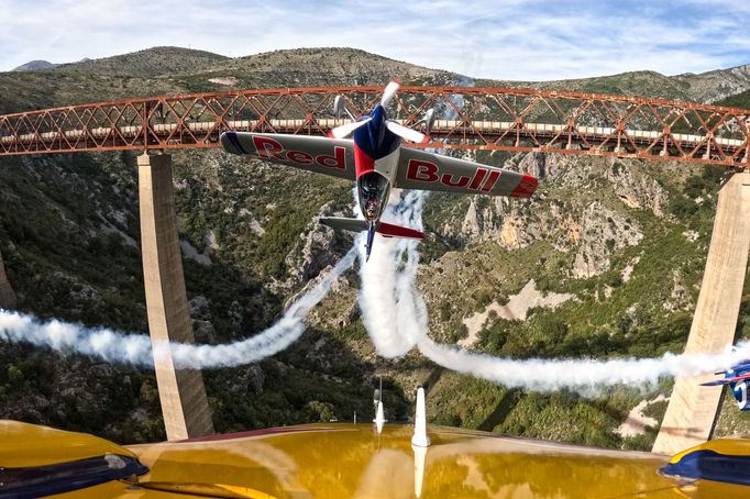 Neuvěřitelný akrobatický kousek českých pilotů v Černé Hoře: skupinový přemet kolem mostu.