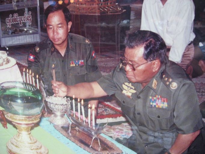 Generál Than Shwe během buddhistického rituálu (fotografie vystavená v jedné z pagod v Mandalaji)