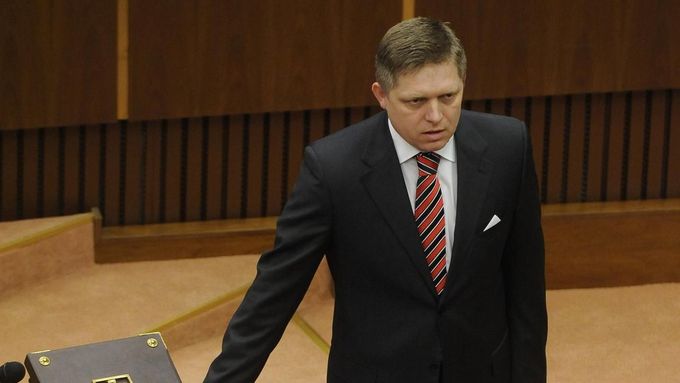 Vítěz březnových voleb a nový slovenský premiér Robert Fico skládá slib.