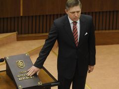 Vítěz březnových voleb a nový slovenský premiér Robert Fico skládá slib.
