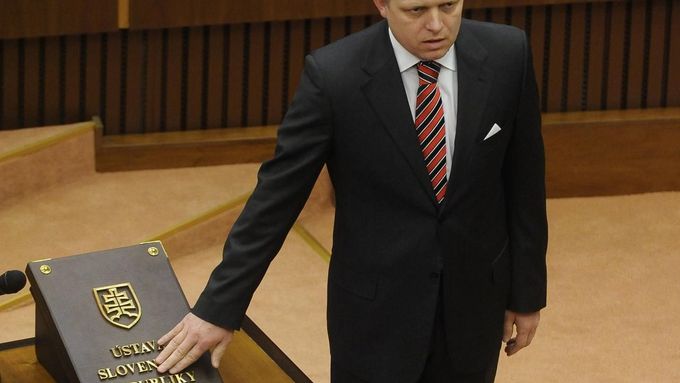Vítěz březnových voleb a nový slovenský premiér Robert Fico skládá slib.