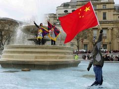 Protibetští a pročínsští demonstranté stojí v efontáně na Trafalgar Square.