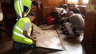 S opravami se začalo slavnostně, před zraky novinářů.