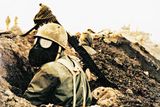 Íránský voják očekává v zákopech chemický útok. Iráčané v roce 1988 použili yperit při útoku na kurdské povstalce ve městě Halábdža. Krutou a bolestivou smrtí zemřelo pět tisíc civilistů. Iráčtí Kurdové měli podporu Íránu, protože vázali na sebe část iráckých ozbrojených sil.