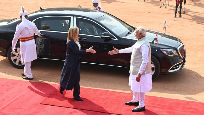 Jedna státní návštěva za druhou. Indický premiér Naréndra Módí vítá v Novém Dillí italskou premiérku Giorgiu Meloniovou.