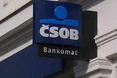 Češi tuzemským bankám věří, peníze nevybírají