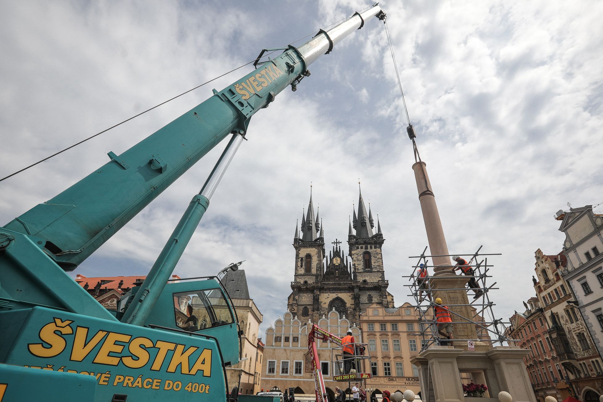 Stavba Mariánský sloup, Staroměstské náměstí, sochař Petr Váňa