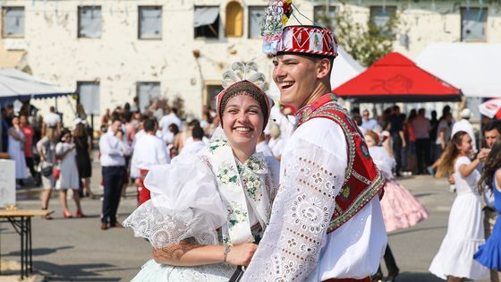 Foto: Malý návrat k normálu. V obci zasažené tornádem se tančilo a hodovalo