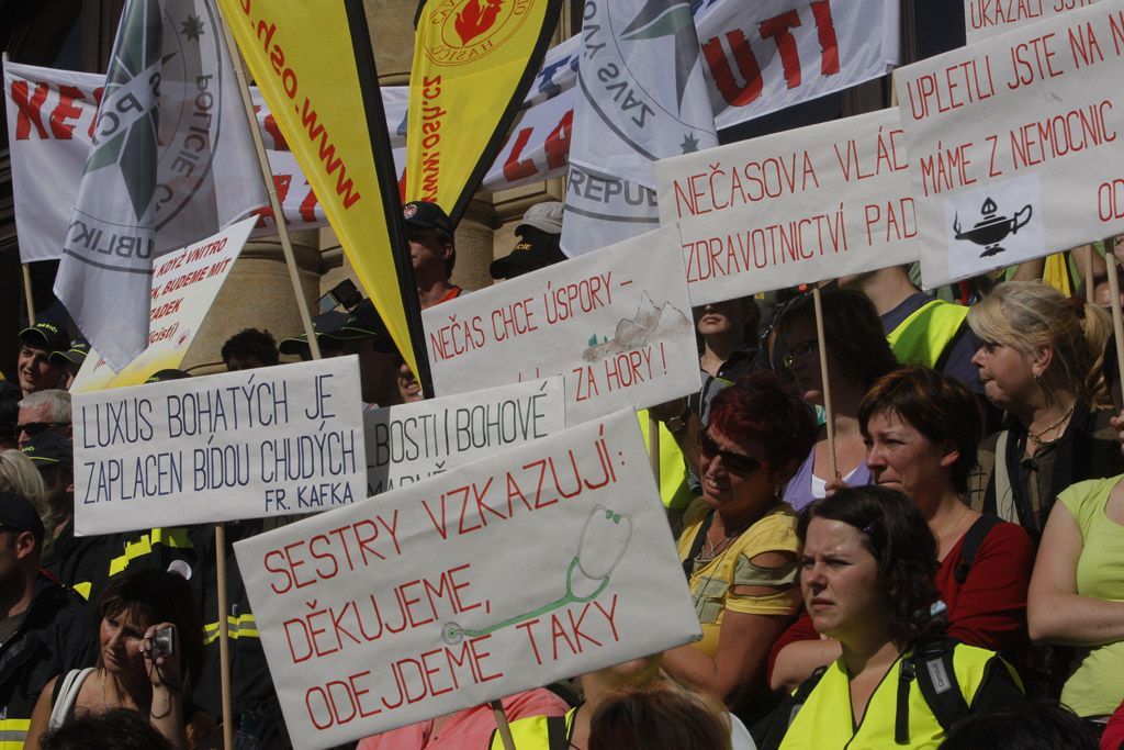 Demonstrace - policisté a zdravotníci